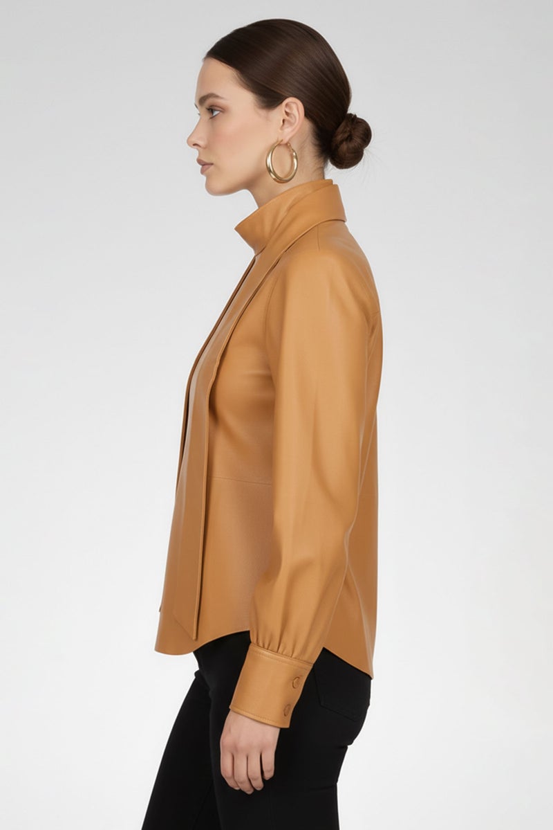 GANT بلوزة نسائية بكم طويل بياقة مرتفعة من غانت × رانجلر، بني - Image 2